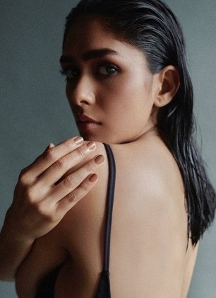 मृणाल ठाकुर का ब्लैक मोनोकिनी में फोटोशूट