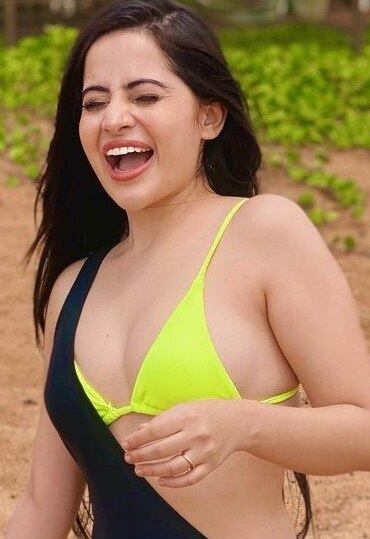 ''पब्लिसिटी चाहिए होती तो बिना कपड़ों के जाती''