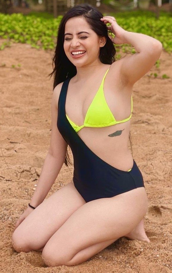  অন্তর্বাস বিতর্কের পর বিকিনিতে উর্ফি