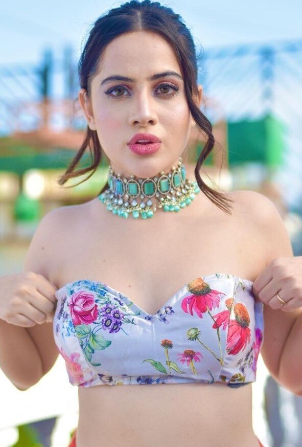 कपड़ों की वजह से ट्रोल उर्फी, जावेद अख्तर से जुड़ा नाम!