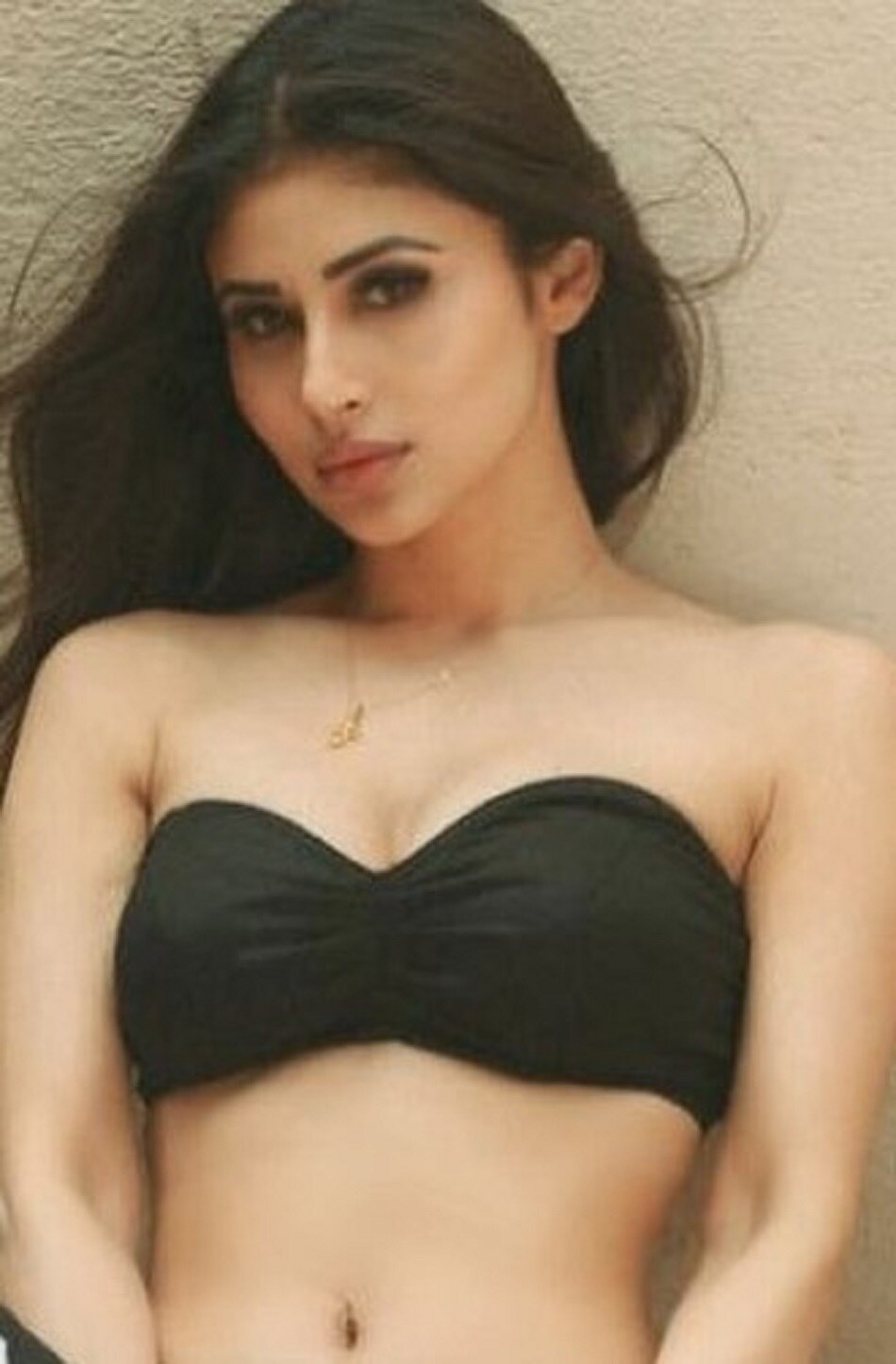 ब्लैक ब्रालेट में मौनी की दिलकश अदाएं