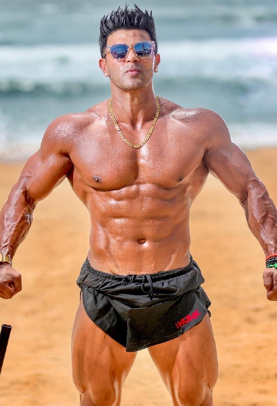 बीच, बिकिनी बेब्स, बवाल..कौन हैं साहिल खान