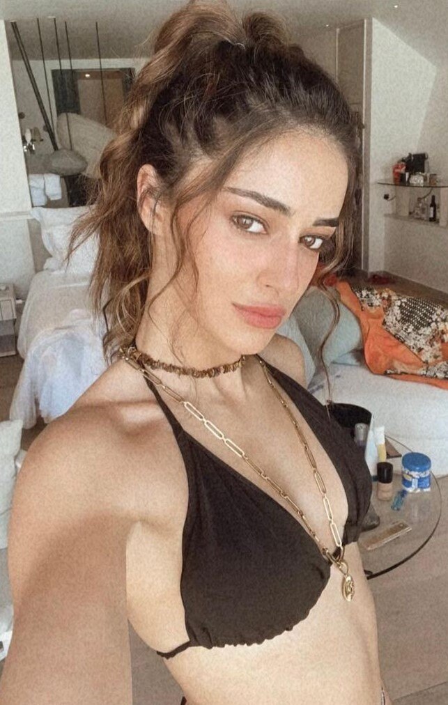 एक्ट्रेस अनन्या पांडे ने शेयर कीं बिकिनी फोटोज