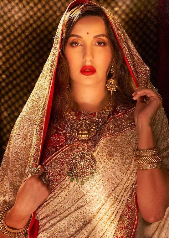 नोरा फतेही के देसी अंदाज ने बोल्ड लुक को दी मात!