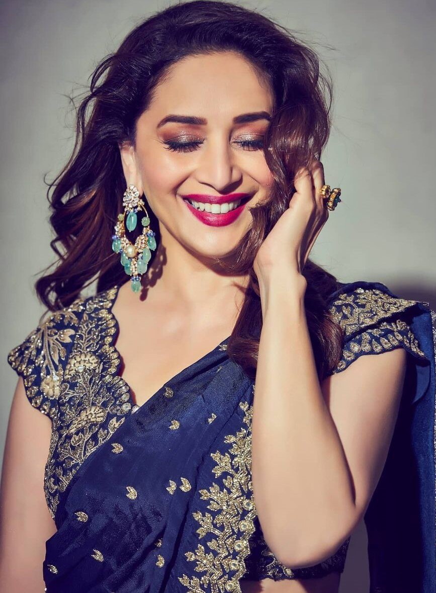 माधुरी ने ब्लू साड़ी में लूटा फैंस का दिल!