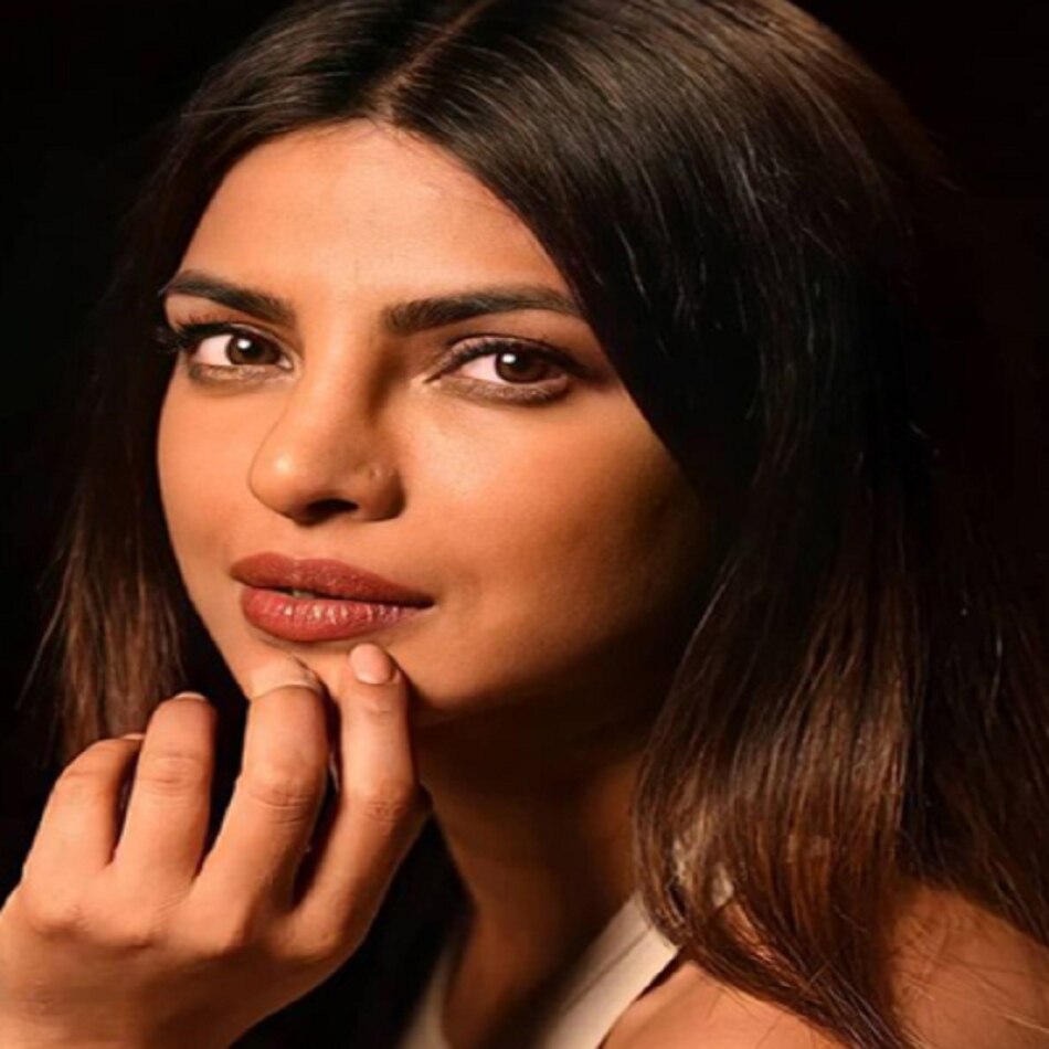 प्रियंका ने एफिल टॉवर के सामने दिए शानदार पोज