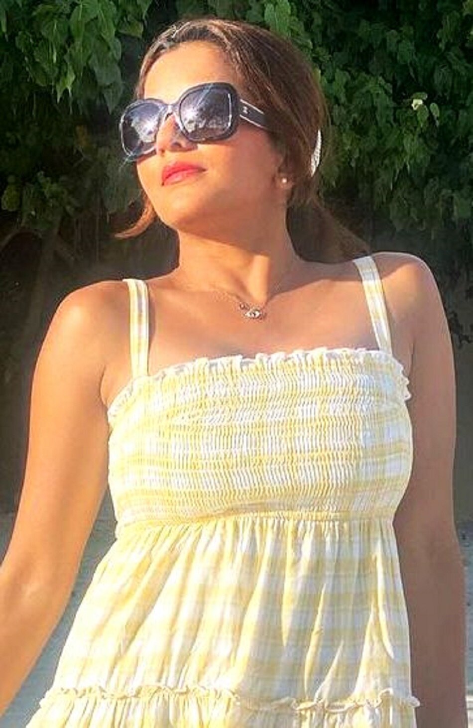 येलो शॉर्ट वन पीस ड्रेस में मोनालिसा की ब्यूटी