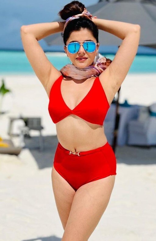 লাল বিকিনিতে সিজলিং লুকে রুবিনা