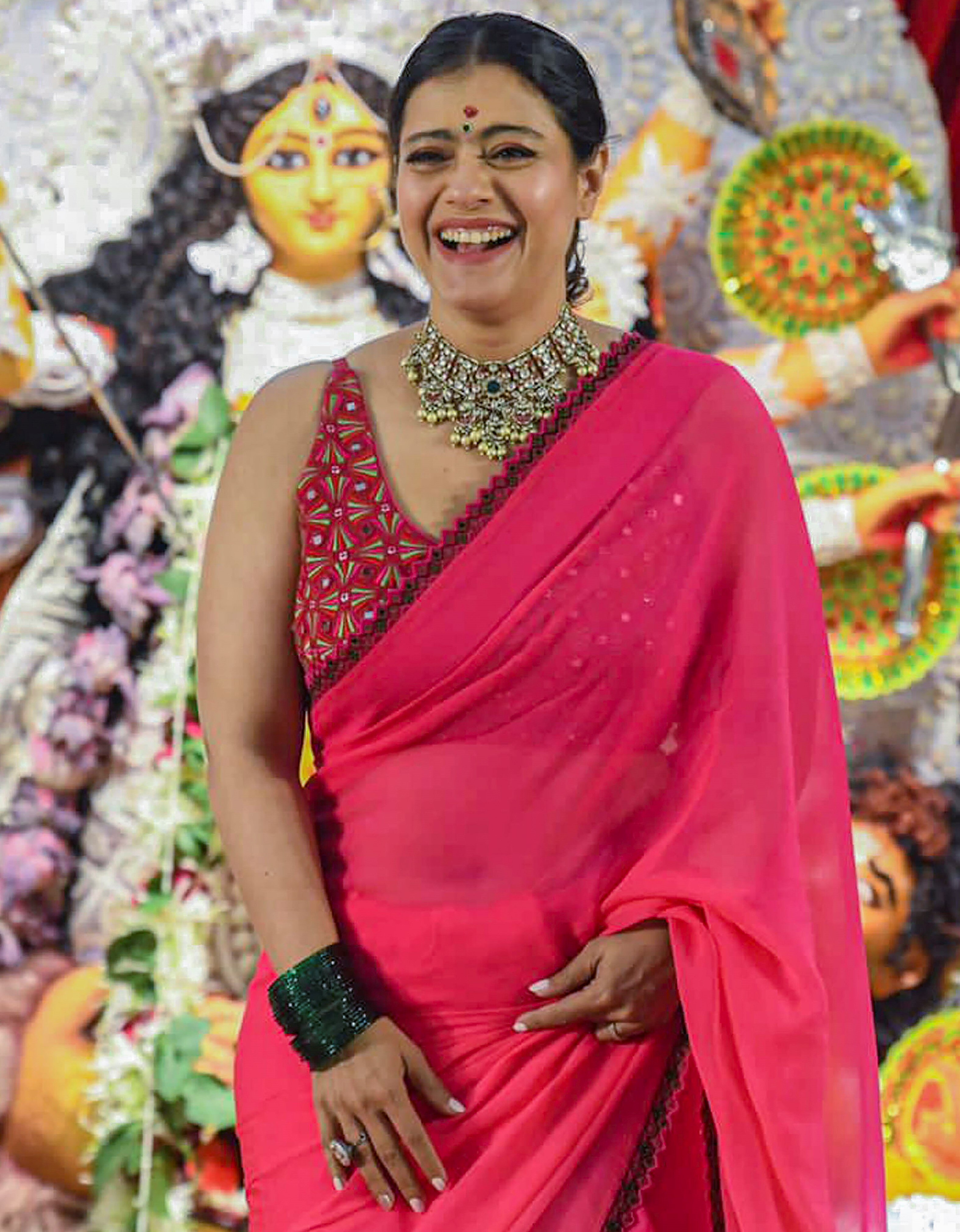 মুখার্জি বাড়ির পুজোয় নজর কাড়লেন কাজল