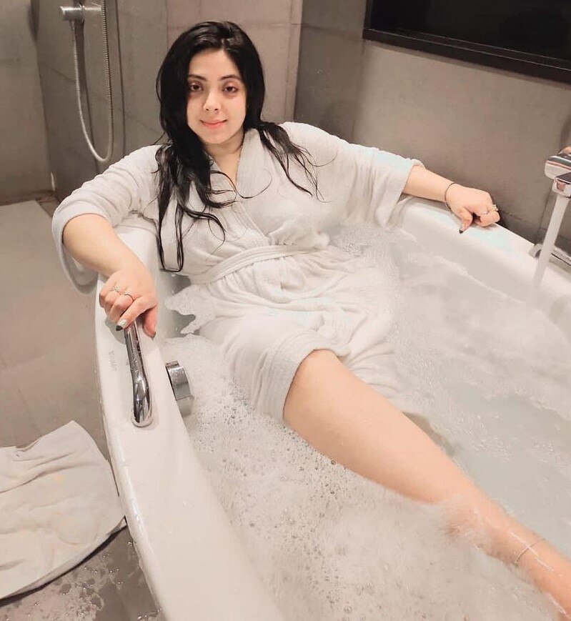 বাথটবে জলকেলিতে  'রাধারাণী', ক্যামেরায় কাঞ্চন?