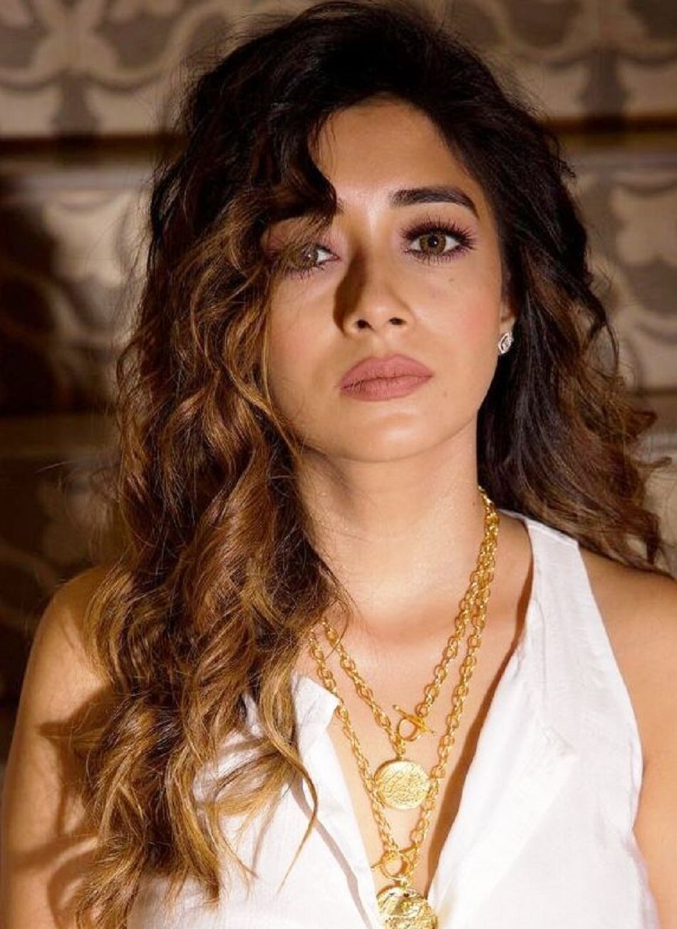 टॉपलेस शूट के बाद शॉर्ट ड्रेस में टीना, फ्लॉन्ट किए लेग्स