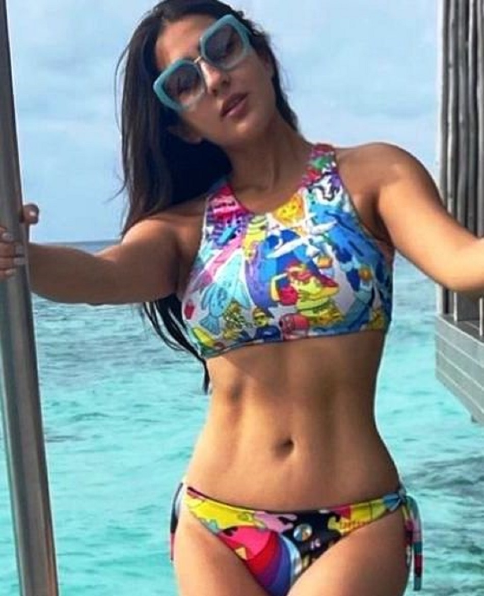 मालदीव में सारा, प्रिंटेड बिकिनी में दिए किलर पोज