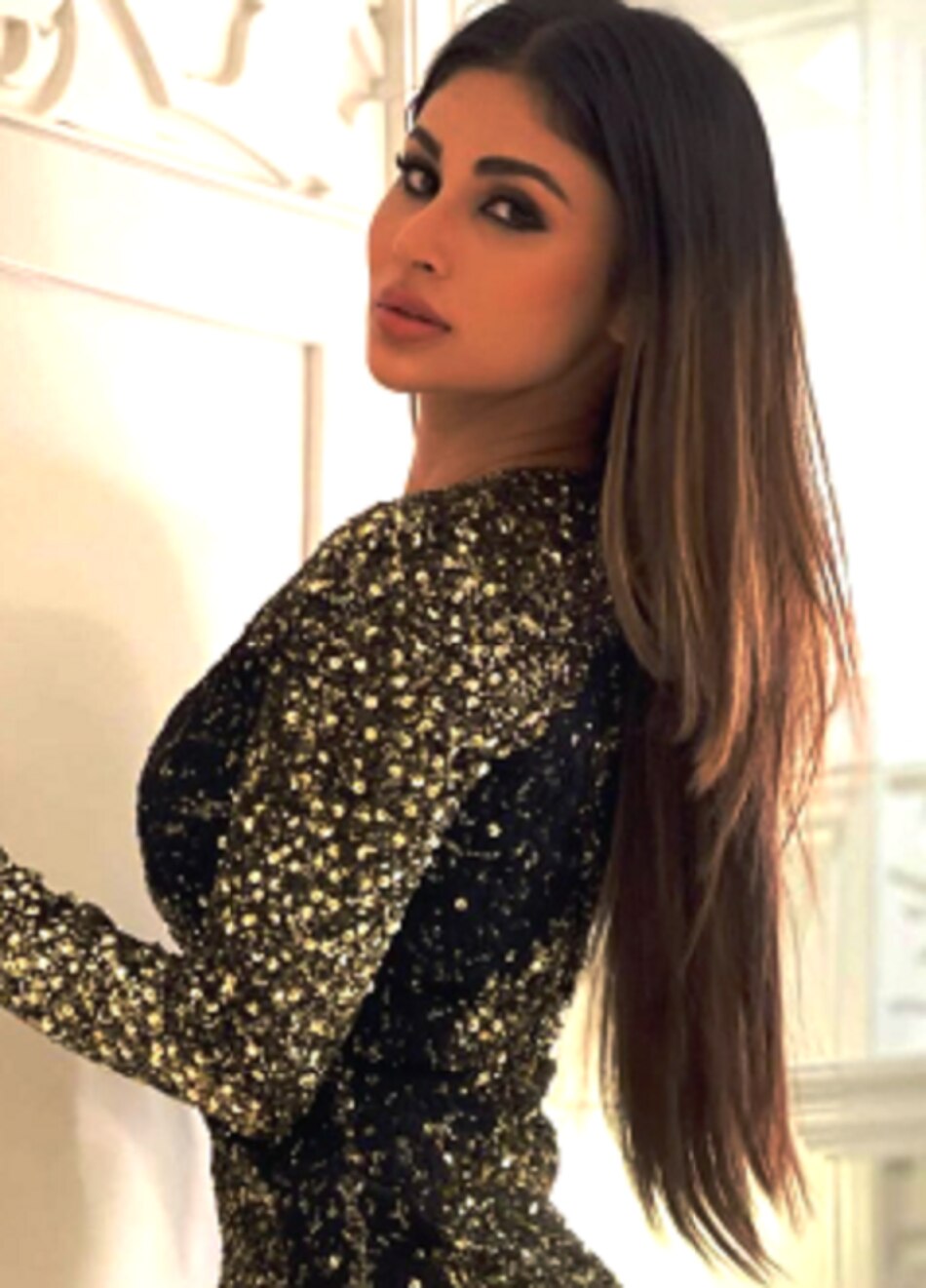 ब्लैक सेक्विन ड्रेस में मौनी रॉय की दिलकश अदाएं 