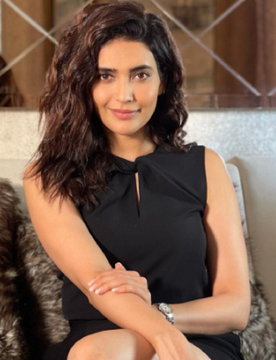 ब्लैक ड्रेस में करिश्मा तन्ना का स्टनिंग अवतार 