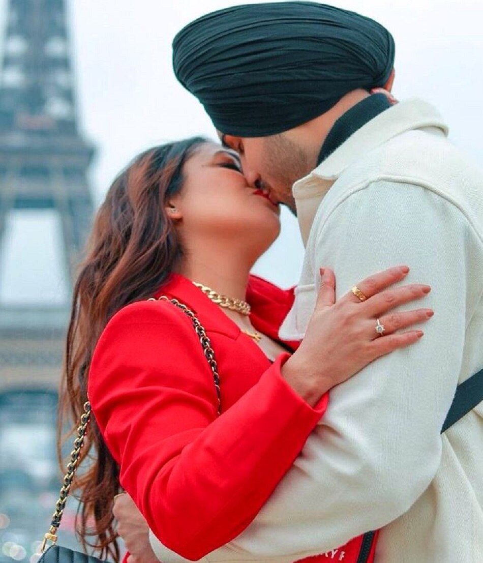 एफिल टावर के सामने नेहा कक्कड़ का रोमांटिक अंदाज 