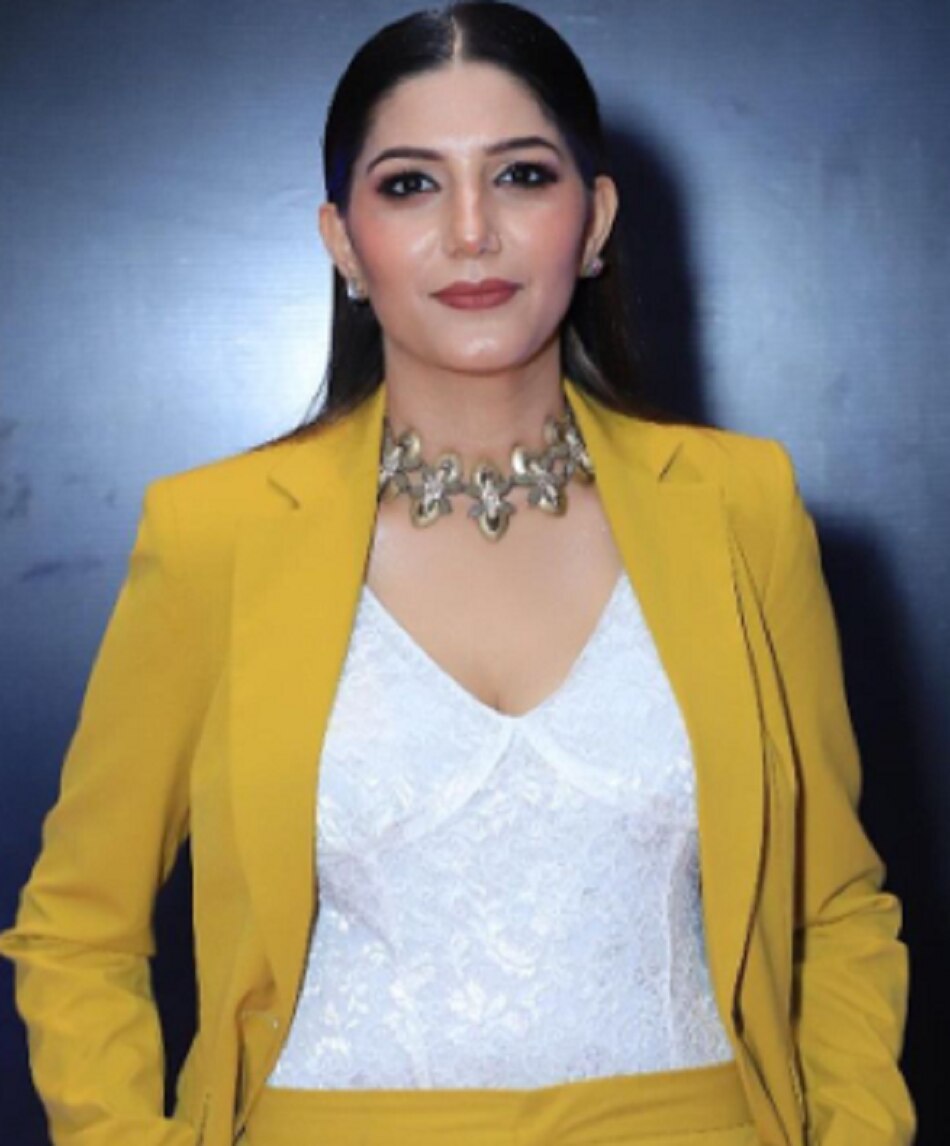 सूट-बूट में सपना का नया लुक देखा आपने? 