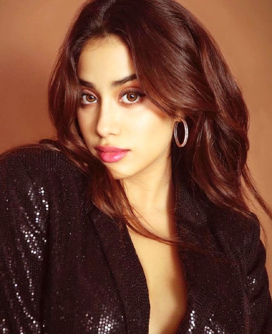 जाह्नवी कपूर ने ब्लैक शिमरी आउटफिट में दिए किलर पोज़ 