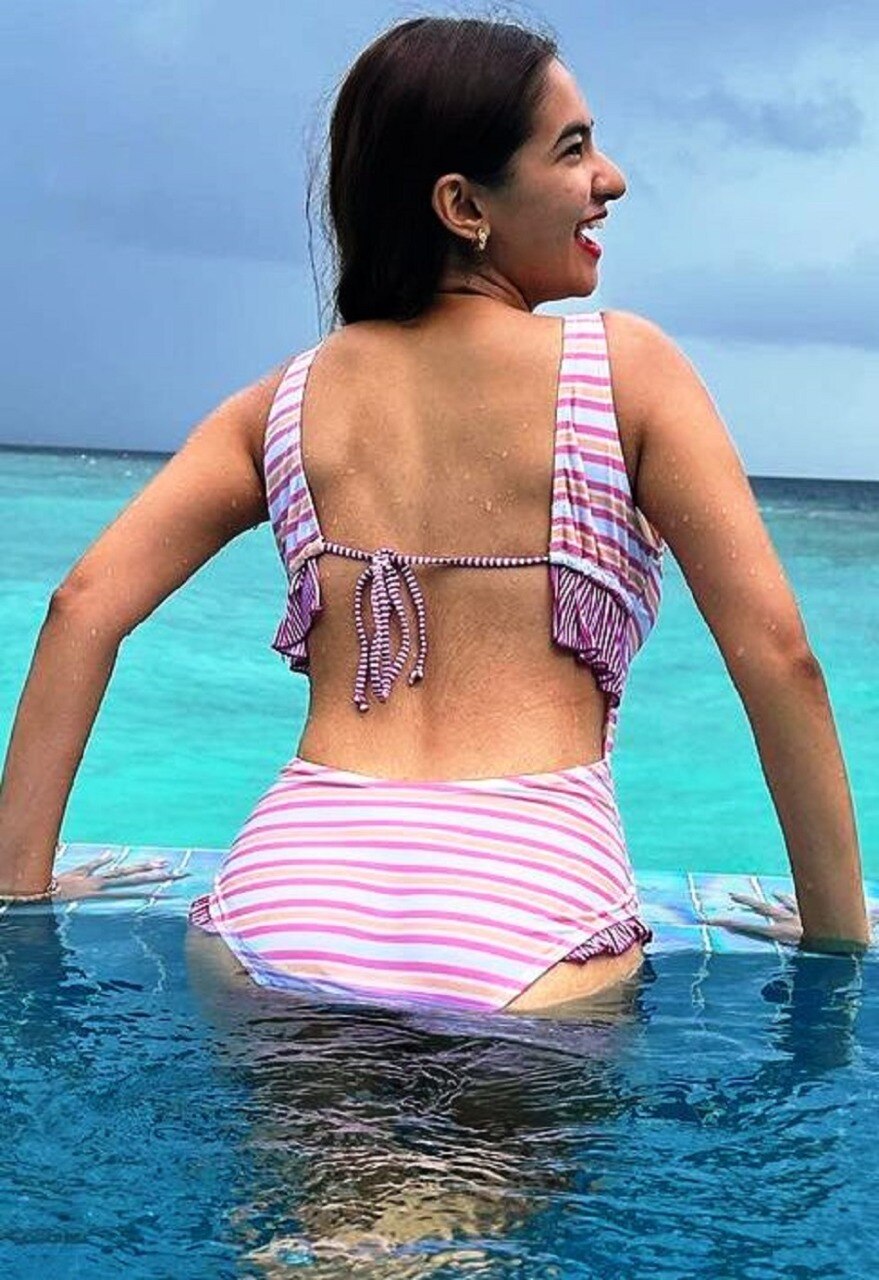  मोनोकिनी में अनुष्का की मस्ती, फ्लॉन्ट किया बैक