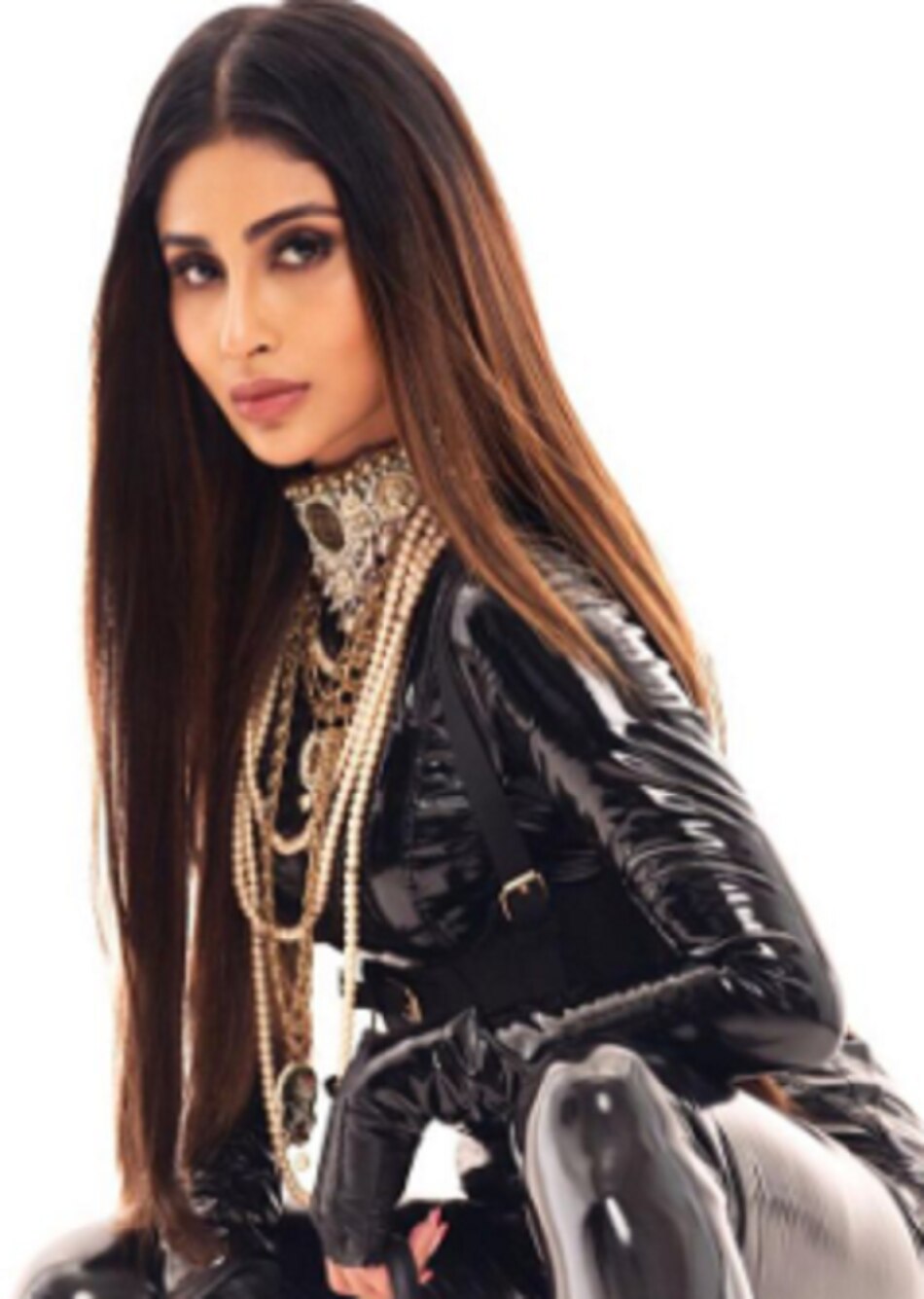 लेदर की ड्रेस में मौनी रॉय ने ढाया कहर, फोटोज वायरल 