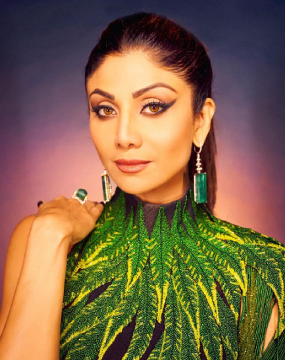 ब्लैक-ग्रीन ड्रेस में शिल्पा शेट्टी की दिलकश अदाएं
