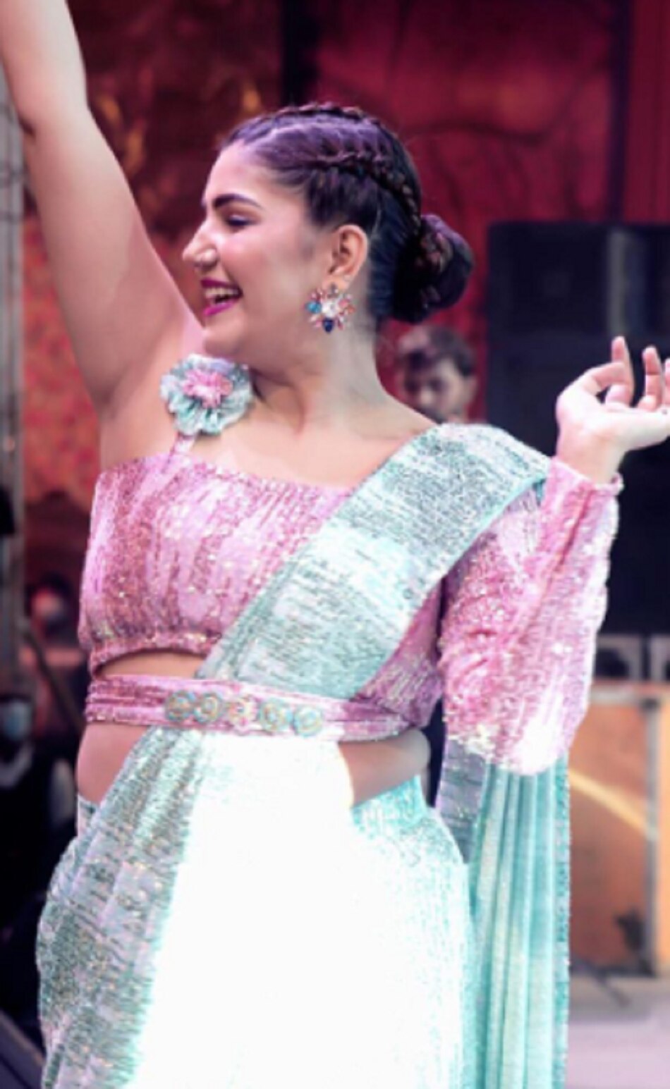 शिमरी साड़ी में सपना चौधरी, डांसिंग स्टाइल वायरल