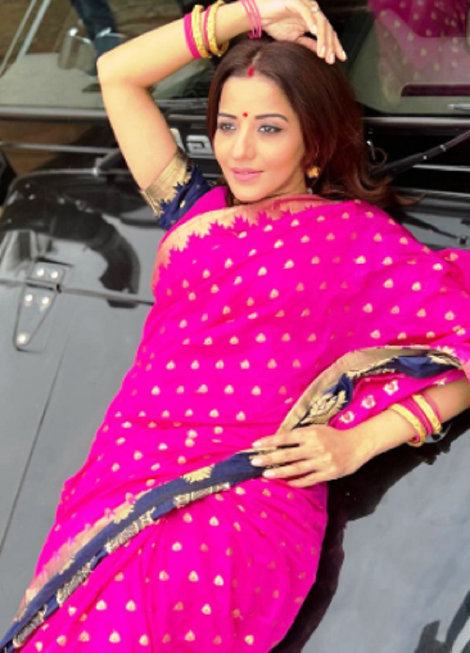 मोनालिसा ने कार के बोनट पर लेटकर यूं दिए पोज