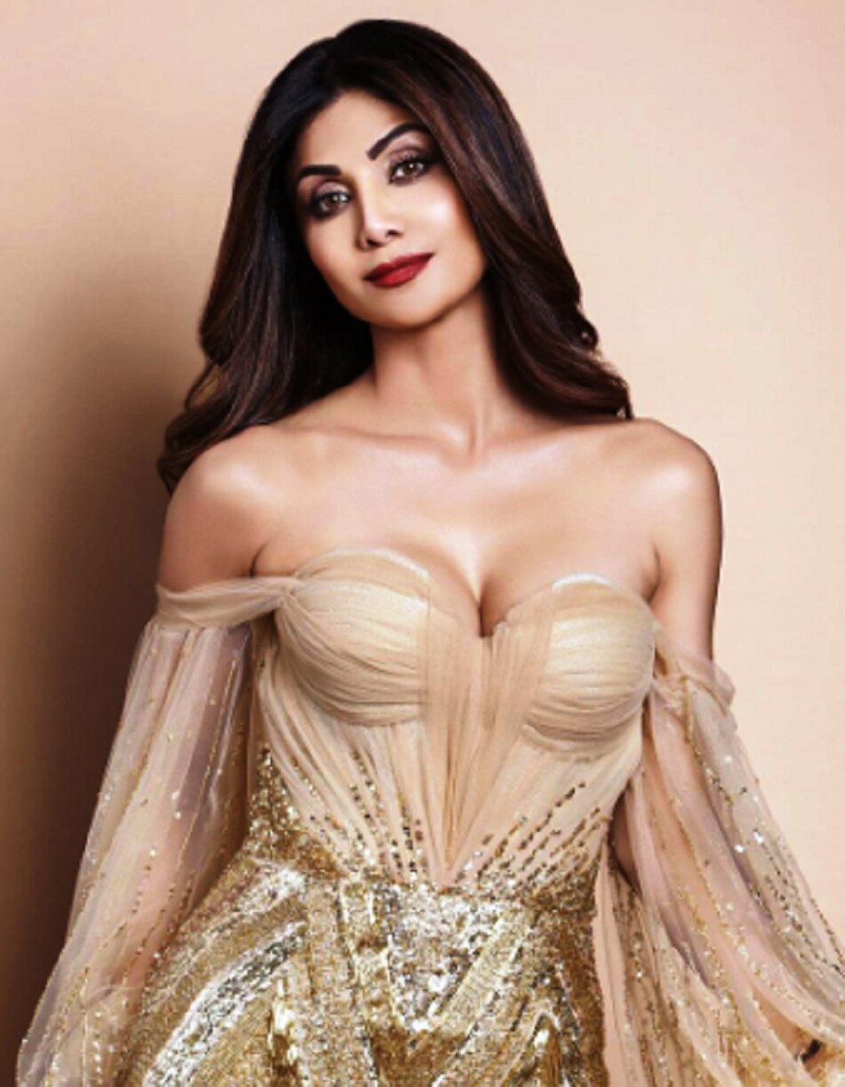 गोल्डन शिमरी ड्रेस में शिल्पा शेट्टी का ग्लैमरस लुक