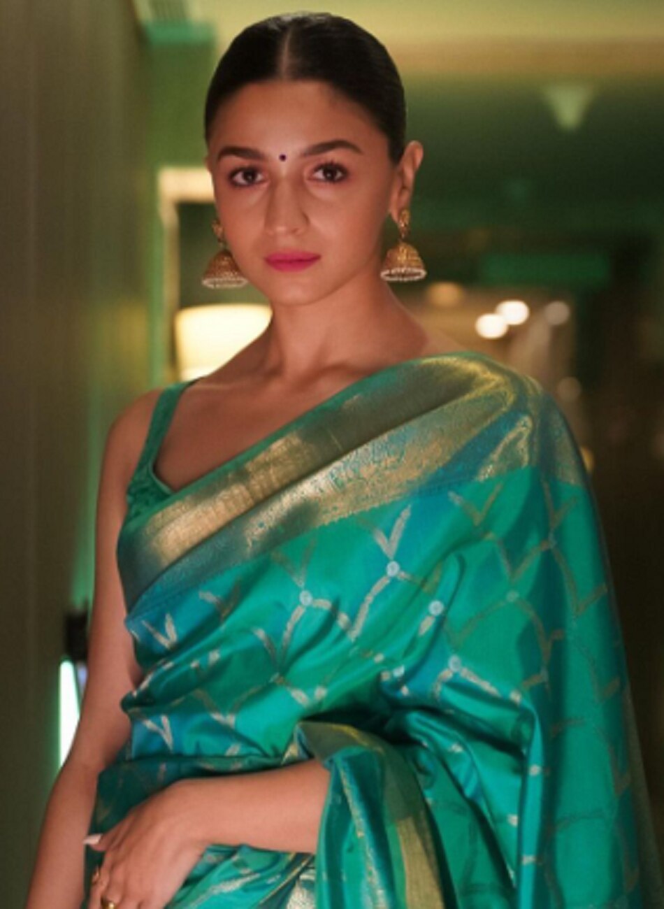 एथनिक लुक में दिखीं आलिया, दिए शानदार पोज