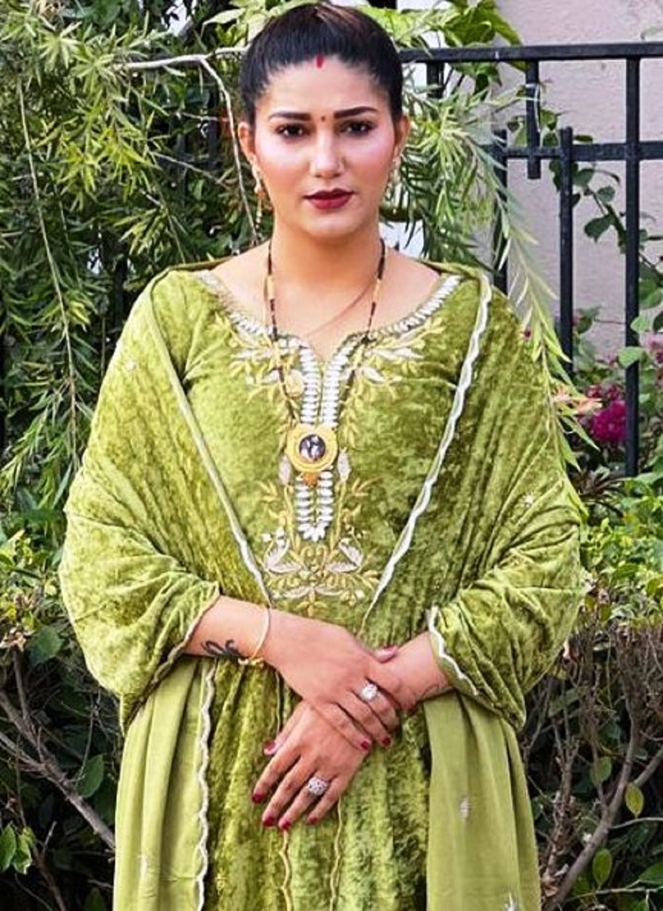 सरसों के खेत में सपना चौधरी का डांस, देखें वीडियो