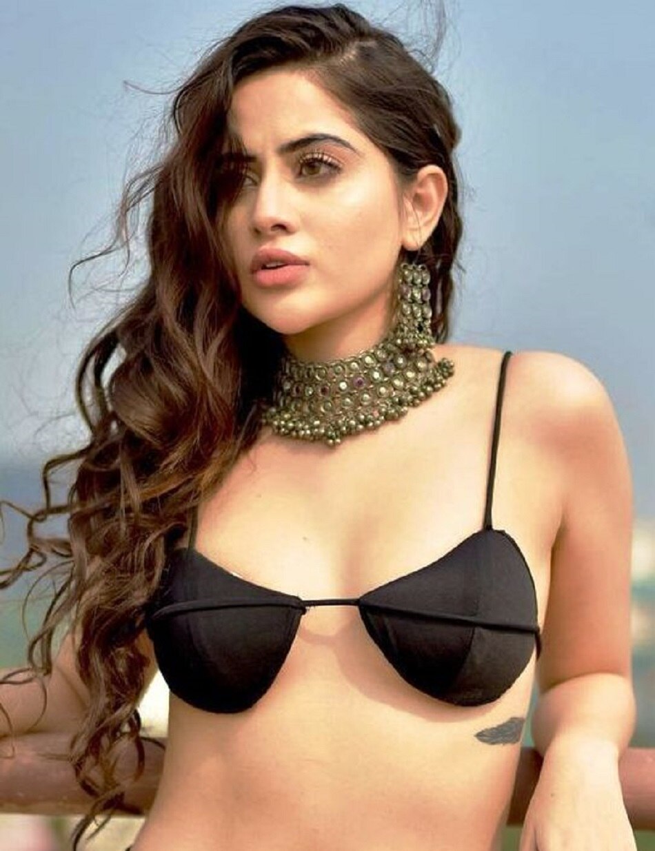 उर्फी ने पहना ट्यूब टॉप, हाई हील्स में यूं किया डांस