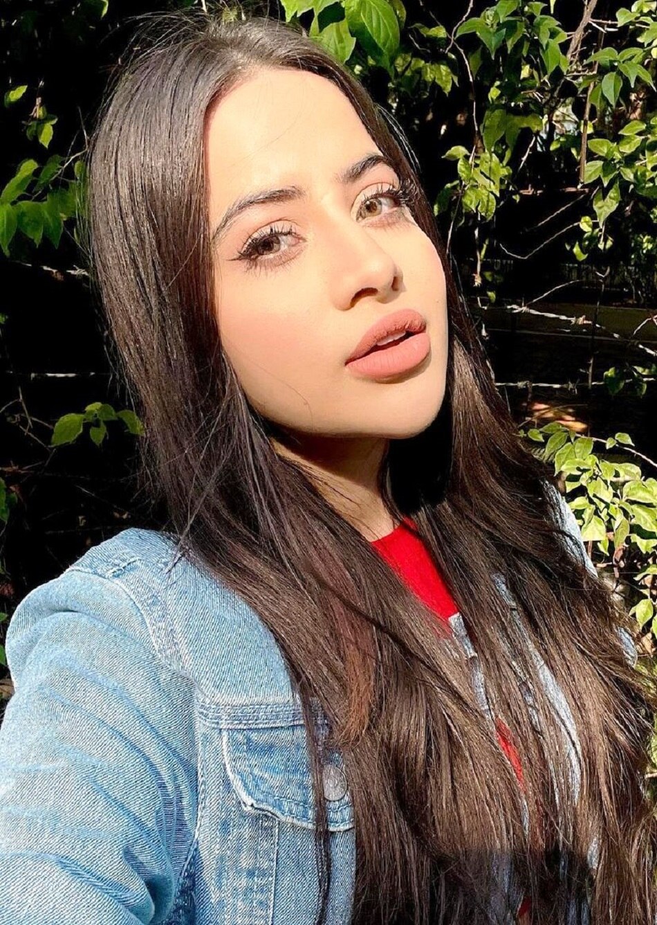 सूट पहनें नजर आईं उर्फी, देखें देसी अवतार