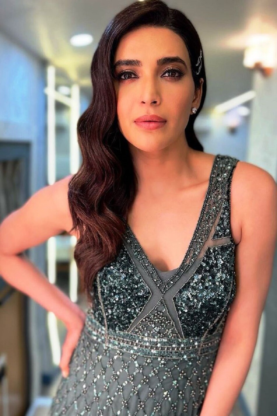 करिश्मा तन्ना ने नेट की ड्रेस में दिखाईं कातिलाना अदाएं