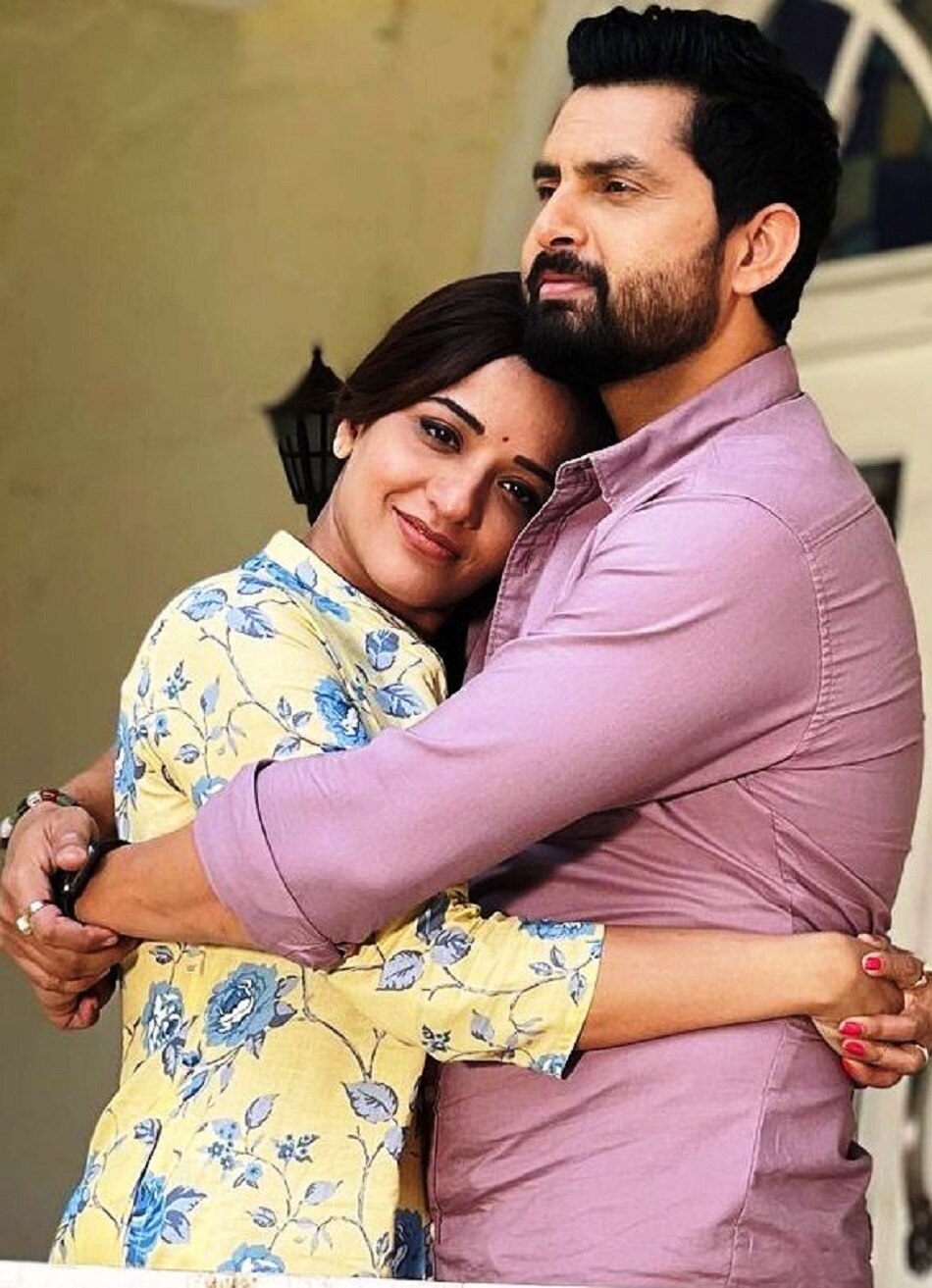 मोनालिसा ने शेयर किए प्यारभरे पल, देखें तस्वीरें