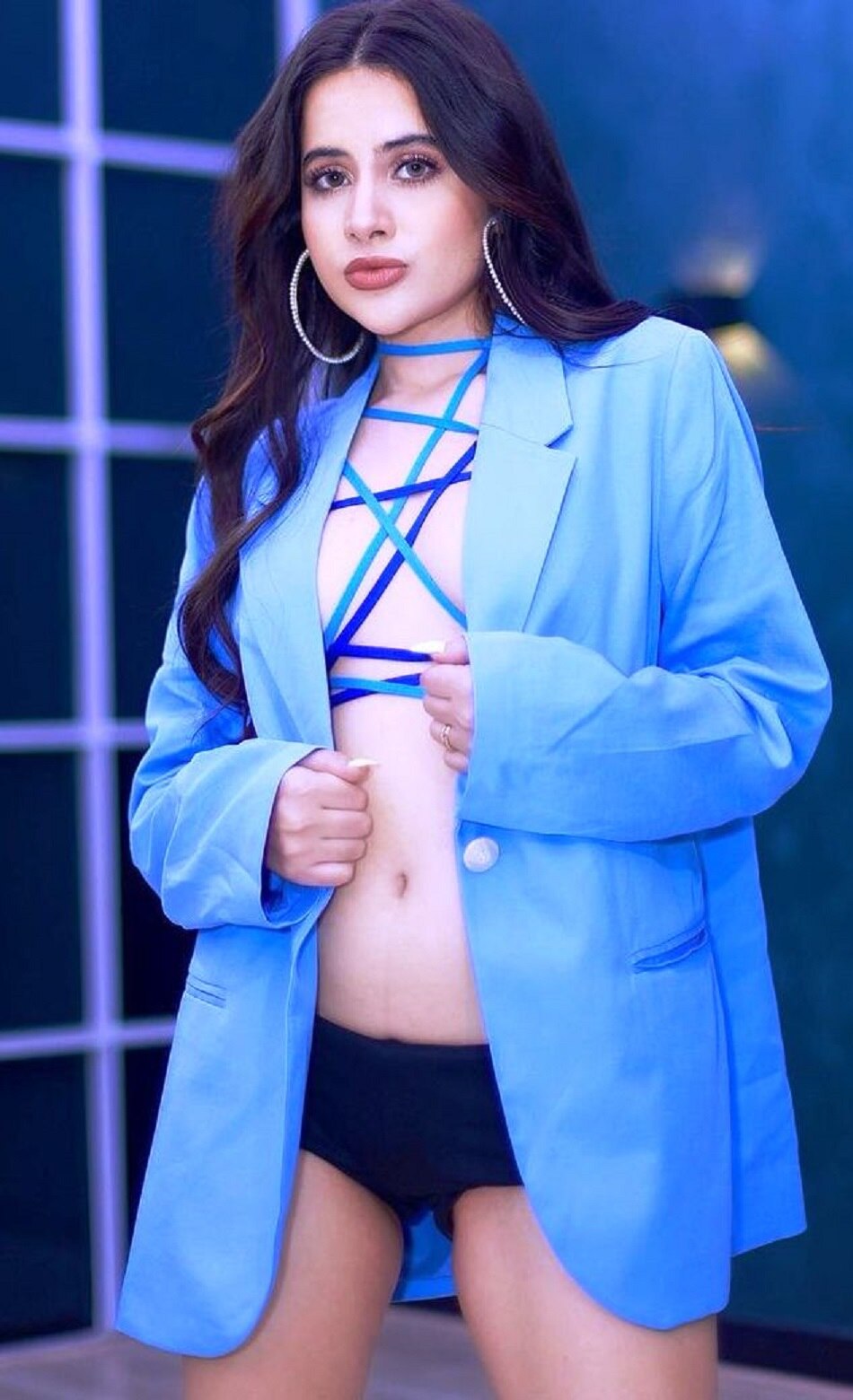 उर्फी ने फ्रंट ओपन कोट में किया किलर डांस