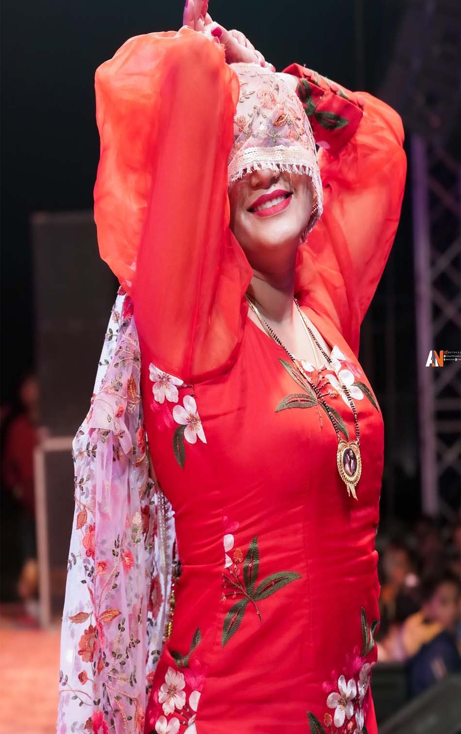 सपना चौधरी ने हरियाणवी स्टाइल में दिखाया स्वैग