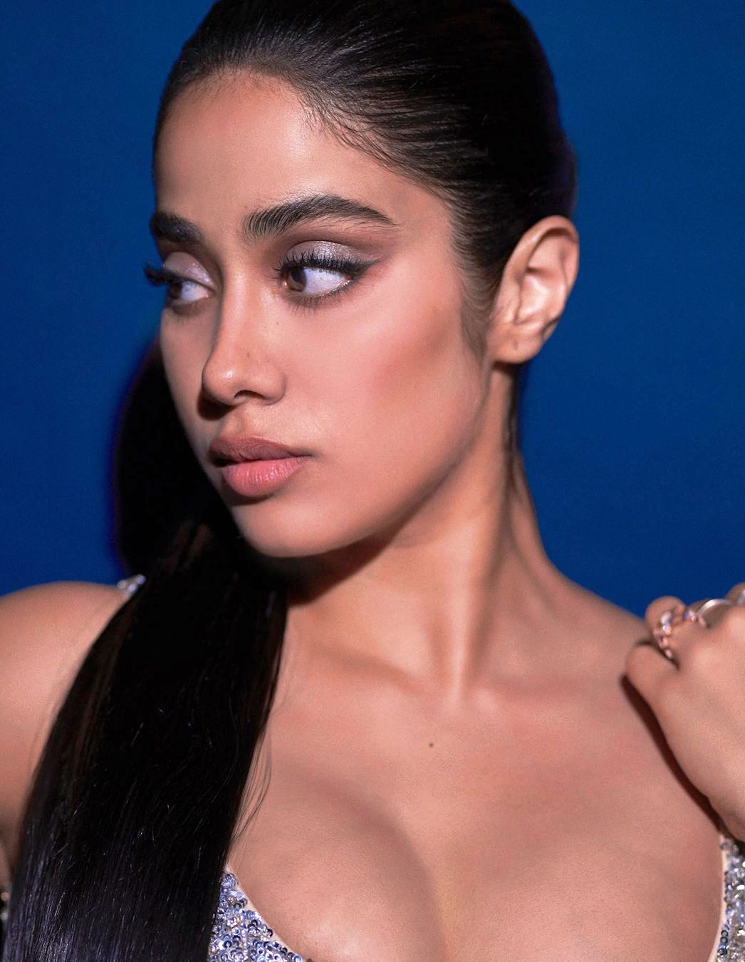 जाह्नवी को ऐसी ड्रेस में देखकर फैन्स हो गए हैरान!