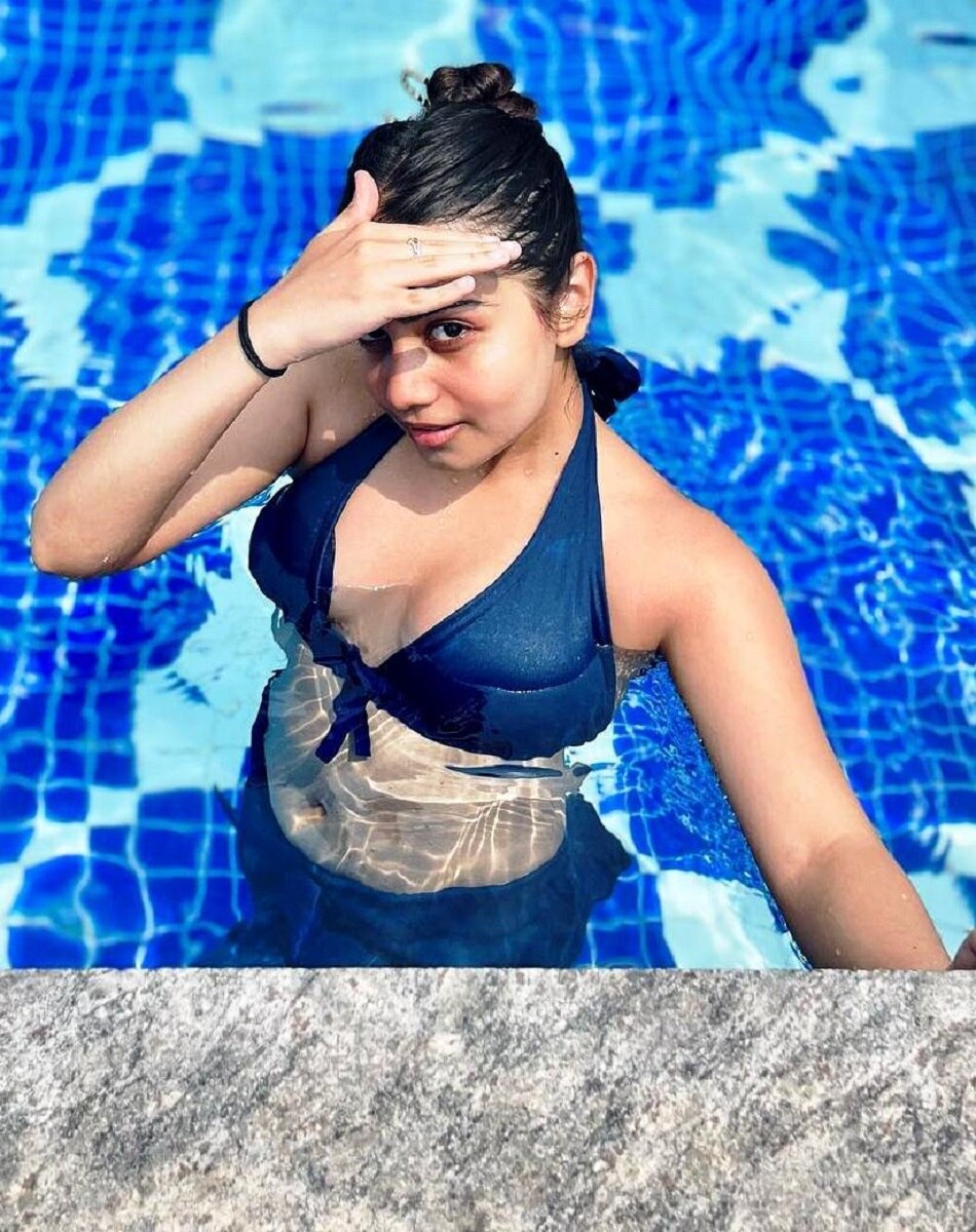 जब बिकिनी पहन पूल में उतरीं उर्फी की बहन डॉली Dolly javed instagram