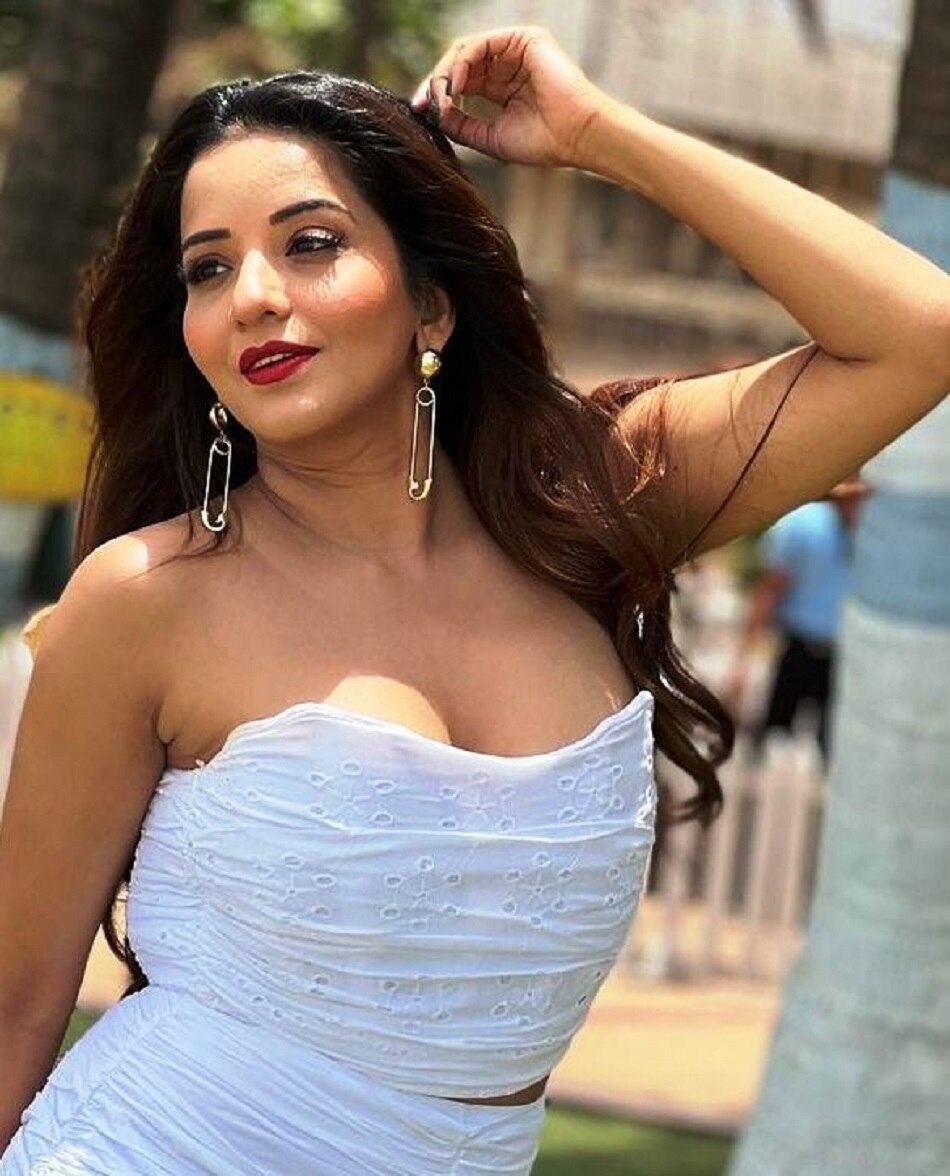 मोनालिसा ने 'धप्पा' स्टाइल में दिखाए डांस मूव्ज