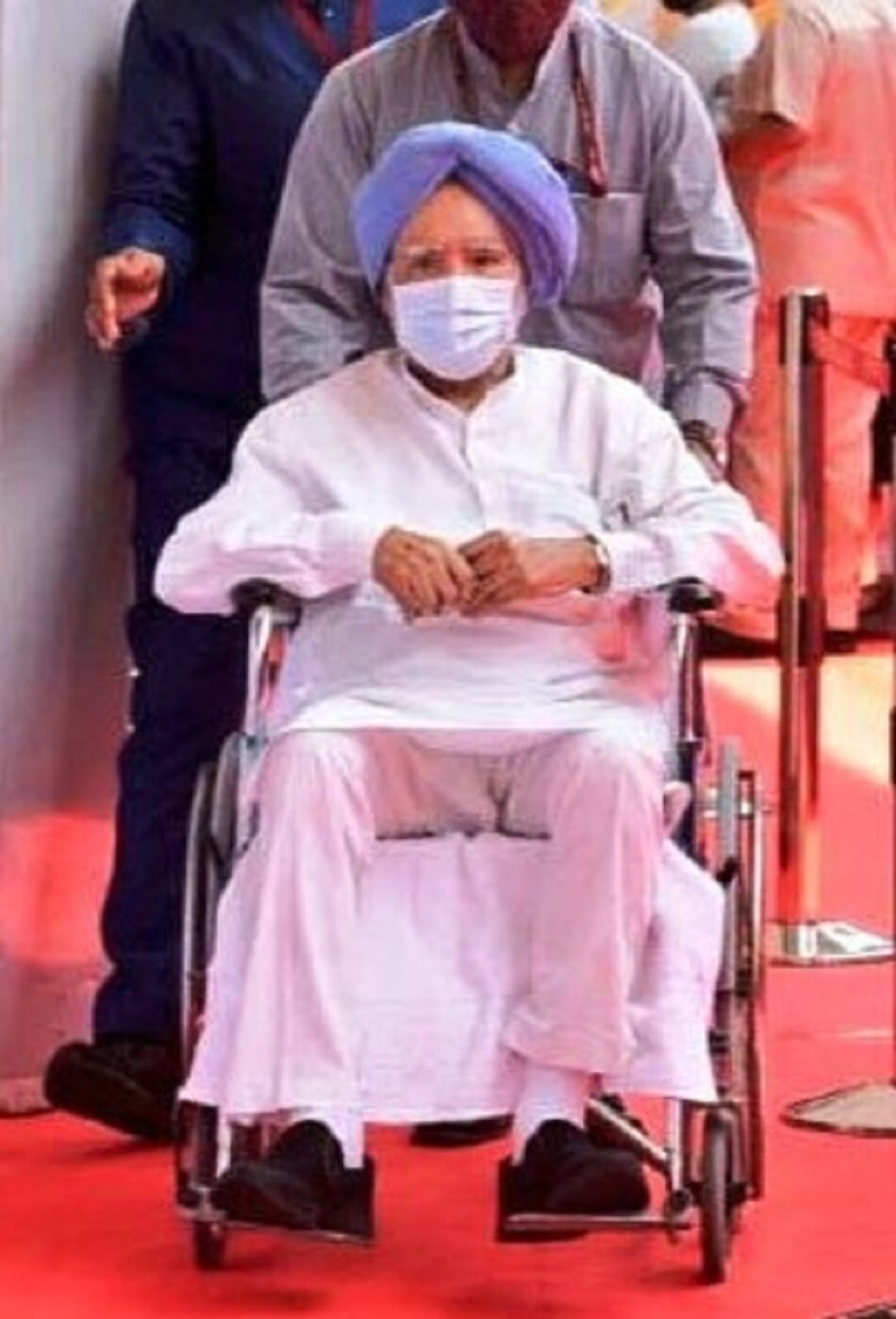 राष्ट्रपति चुनाव: वोट डालने व्हीलचेयर पर आए मनमोहन