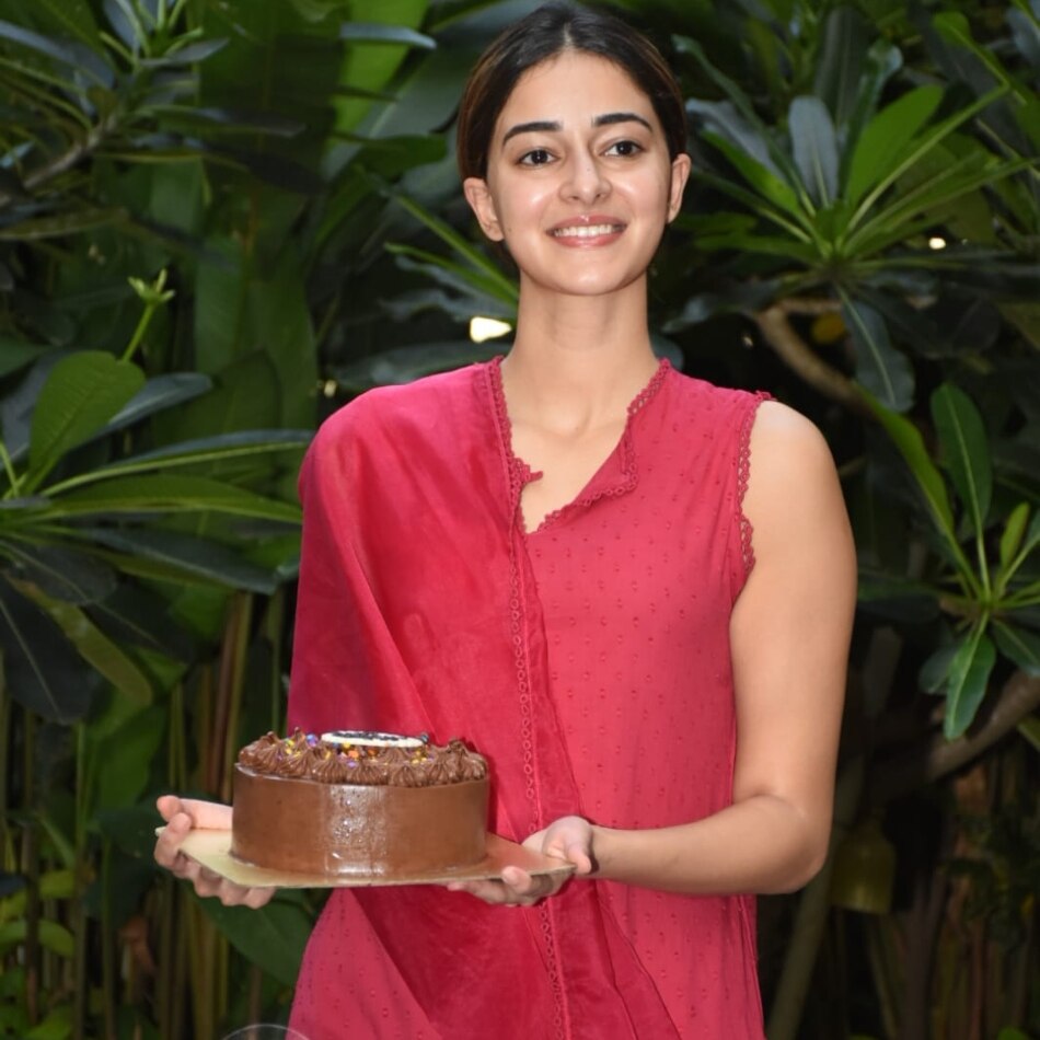 अनन्या पांडे की सादगी ने जीता दिल, पैप्स के साथ काटा केक