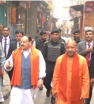 Photos: काशी की गलियों में चाय पीते नजर आए नड्डा-योगी