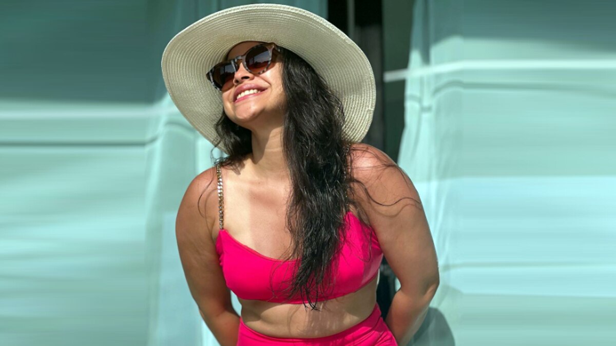 बिंदास हैं कपिल शर्मा की 'ऑनस्क्रीन पत्नी', बिकिनी पहन पूल में दिखाया टशन, लेकिन पीछे पड़े ट्रोल्स