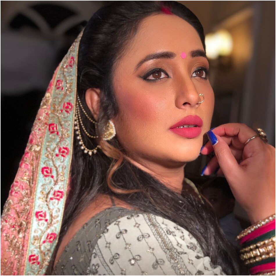 मांग में सिंदूर-माथे पर बिंदी लगाए सुहागन रूप में दिखीं रानी, बोलीं- स्वार्थी बन गई हूं