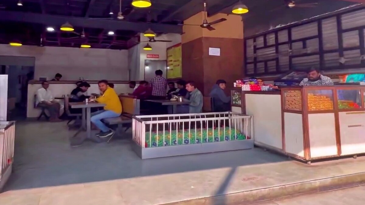 कब्रों के बीच बैठकर नाश्तापानी, नहीं देखी होगी ऐसी चाय की दुकान! VIDEO