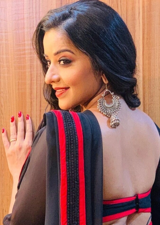 मोनालिसा का ग्लैमरस बैकलेस फैशन