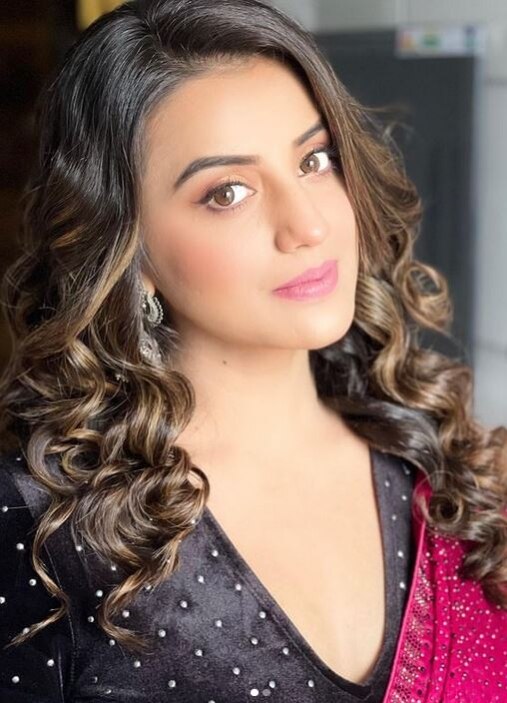 चर्चा में अक्षरा, BB में मचा रहीं धमाल