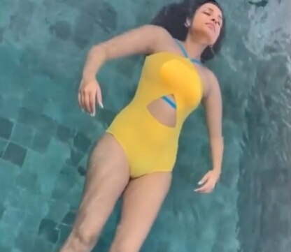 হলুদ মনোকিনিতে সাঁতার পরিণীতির, দেখুন