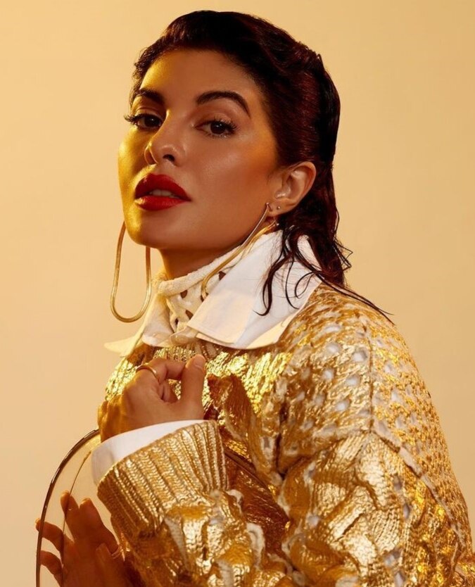 ব্রালেটে উন্মুক্ত বক্ষ বিভাজিকায় জ্যাকলিন