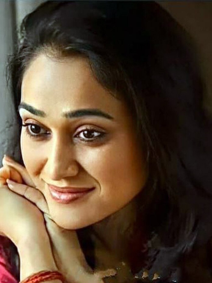 What is the first salary of Disha Vakani