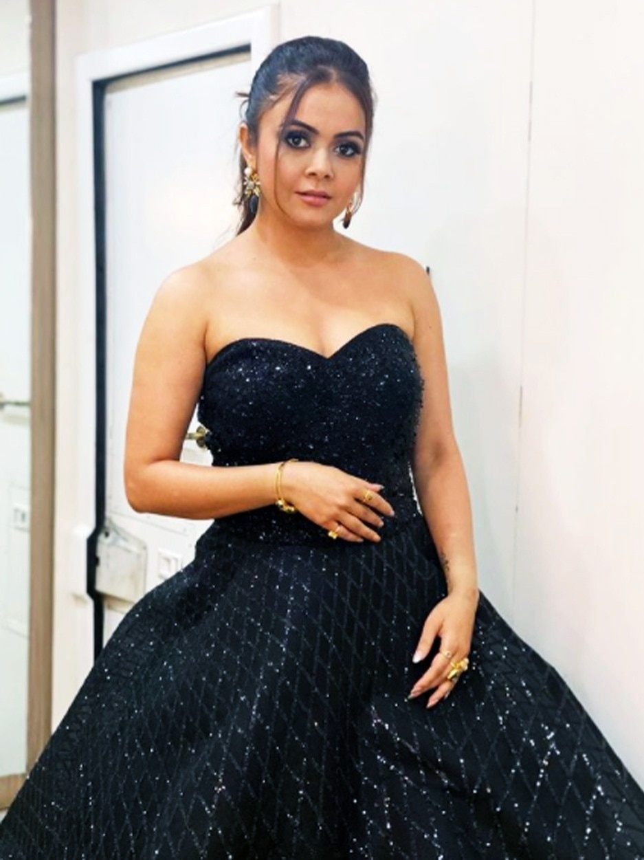 रियल लाइफ में ग्लैमरस डीवा हैं देवोलीना 